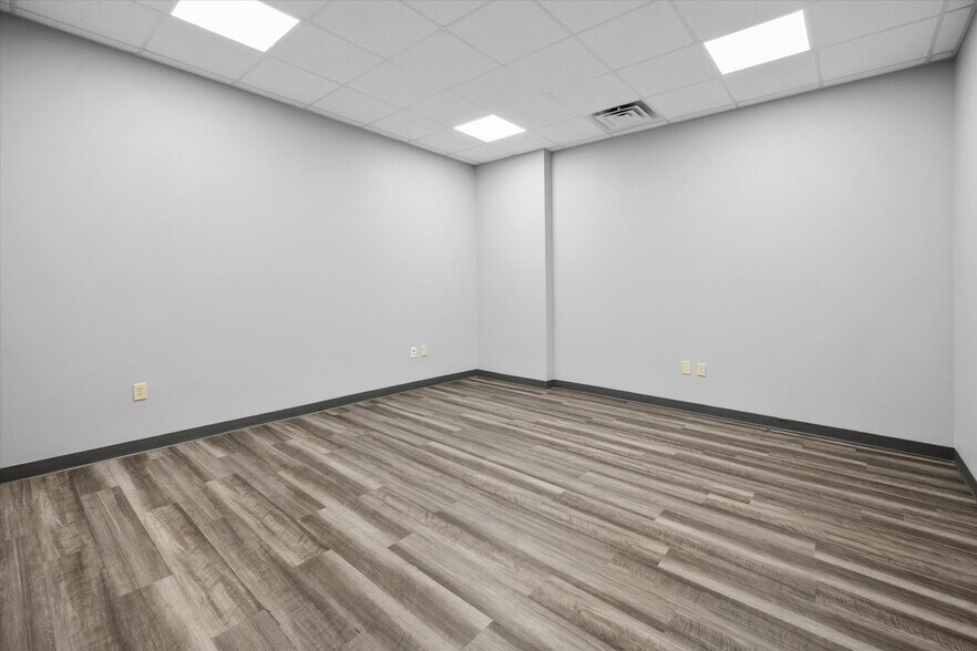 More Photos Of 219 Enterprise Ct, Shelbyville Warehouse For Lease