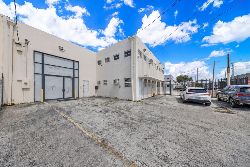More Photos Of 2056 NW 23rd Ave, Miami Flex For Lease