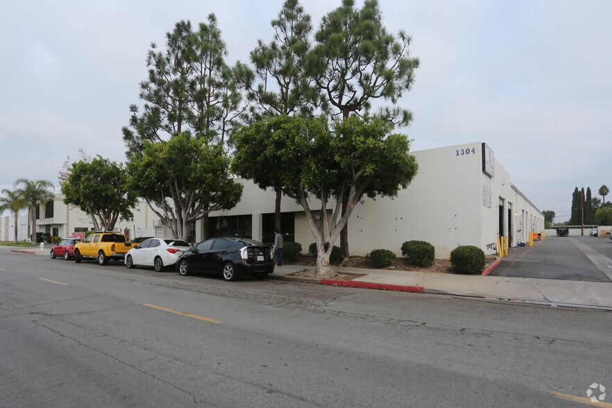 More Photos Of 1304 Logan Ave, Costa Mesa Warehouse For Lease