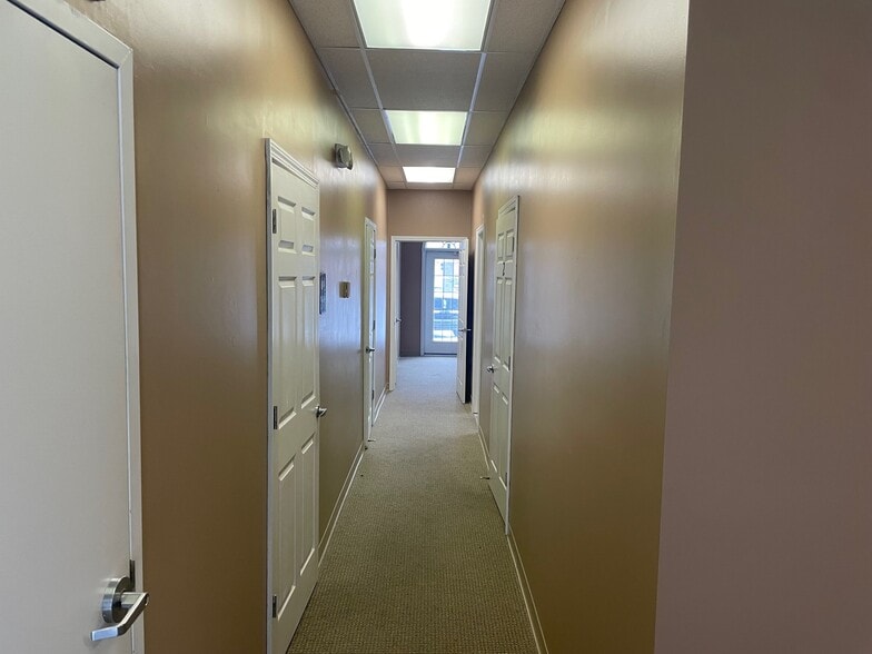 More Photos Of 1850 Memorial Dr, Clarksville Office For Sale