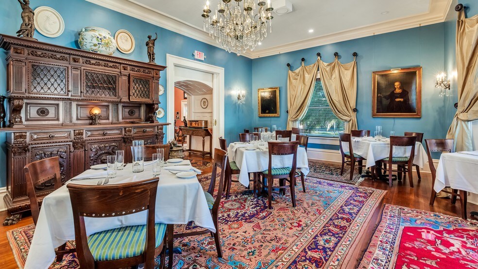 More Photos Of 119 E 37th St, Savannah Restaurant For Sale