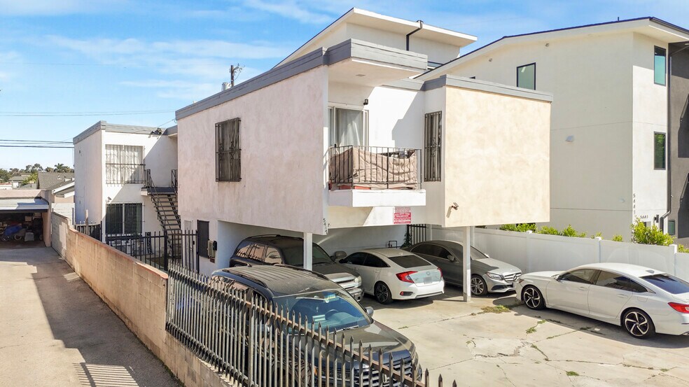 Primary Photo Of 5447 Blackwelder St, Los Angeles Apartments For Sale