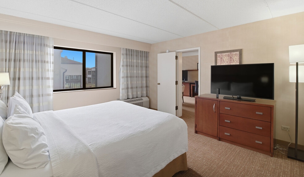 More Photos Of 100 West Algonquin Rd, Arlington Heights Hotel For Sale