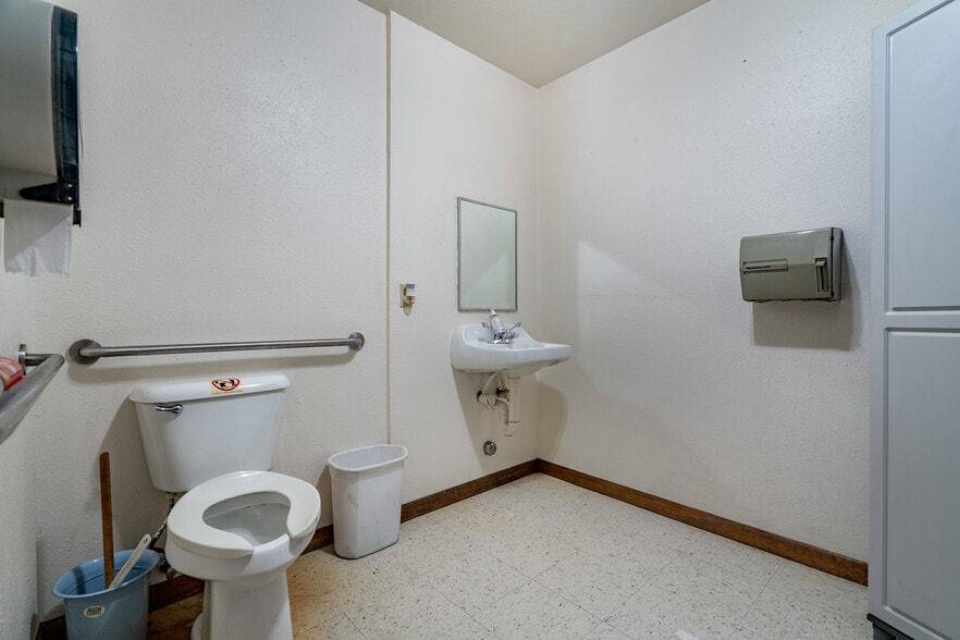 More Photos Of 1190 S 2nd St, Raton General Retail For Sale