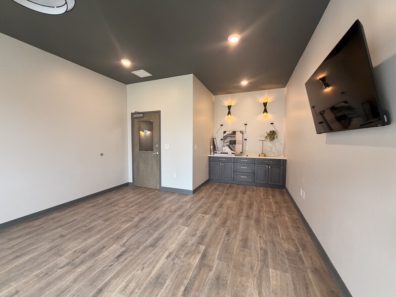 More Photos Of 4-20 W Main St, Danville Storefront Retail Office For Lease