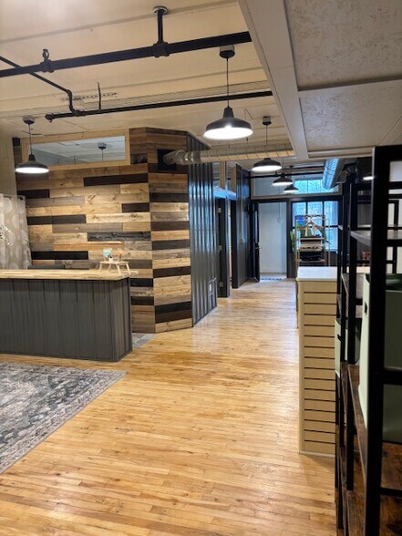 More Photos Of 160 S Poplar St, Elizabethtown Showroom For Lease