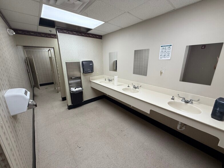 More Photos Of 6400 E Broad St, Columbus Medical For Sale