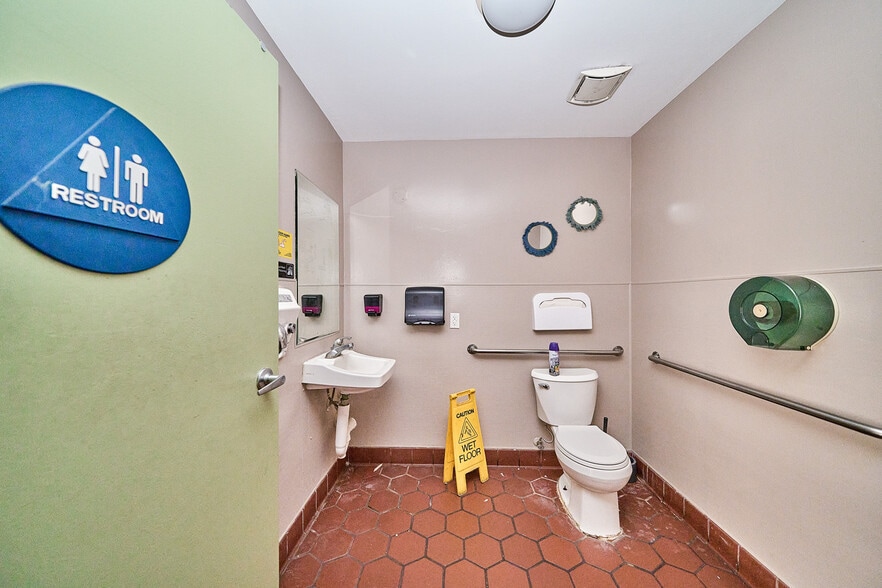 More Photos Of 5835 Bellflower Blvd Unit C, Lakewood Storefront For Lease