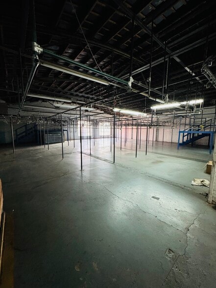 More Photos Of 426 W 4th St, London Warehouse For Sale