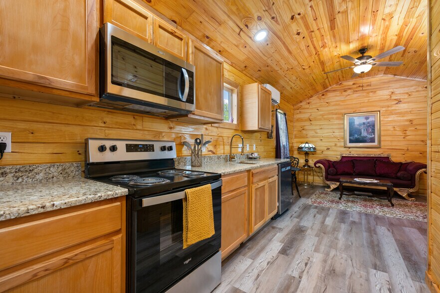 More Photos Of 212 Co 413 rd, Spicewood Hotel For Sale