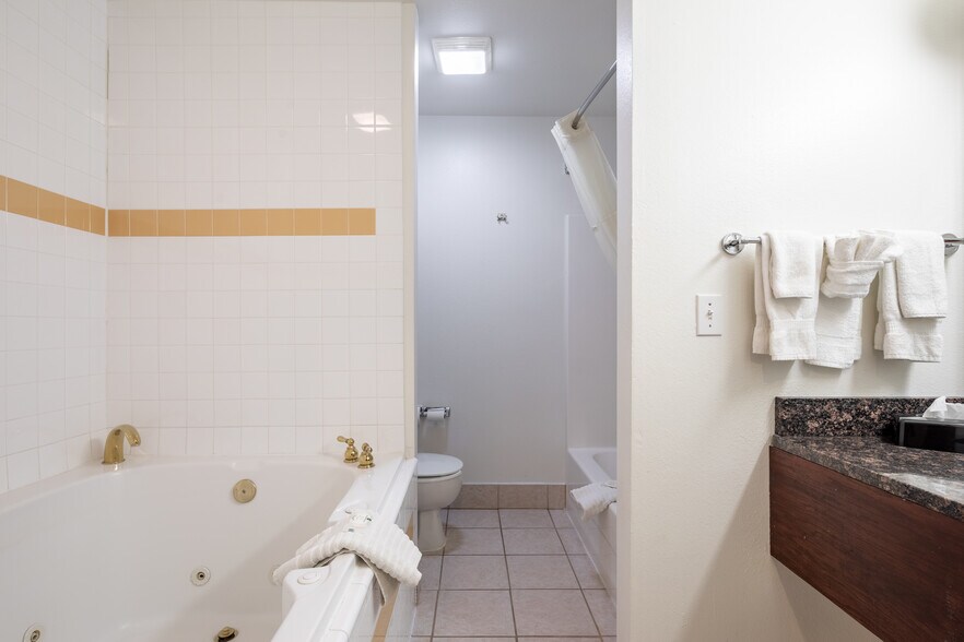 More Photos Of 231 Winter St, Keystone Hotel For Sale