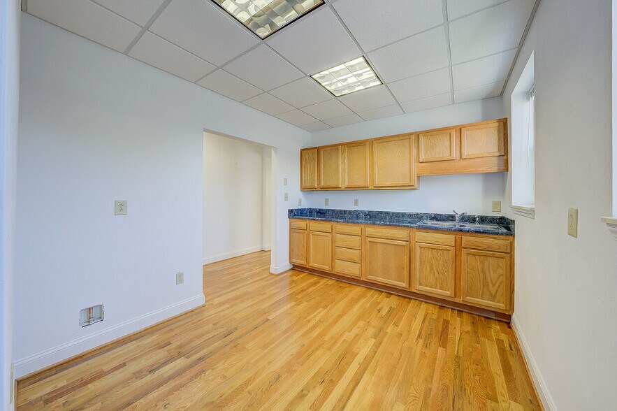 More Photos Of 2936 W Main St, Salem Office For Lease