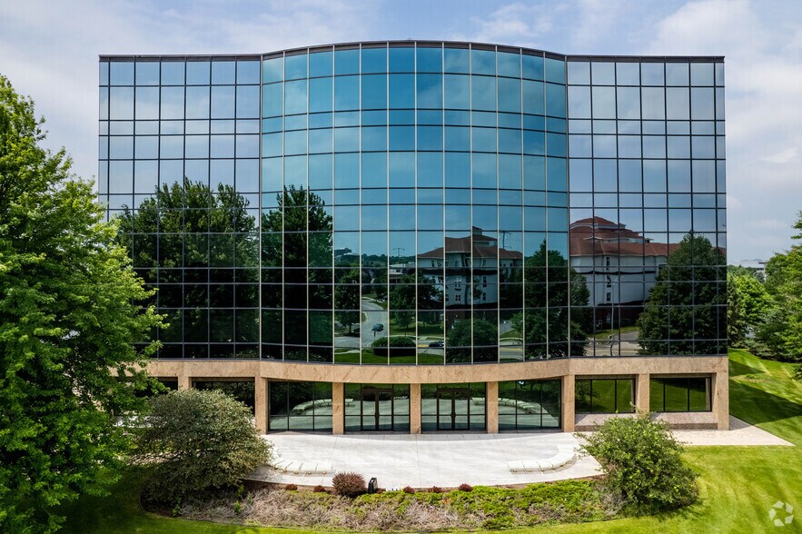 More Photos Of 1200 John Q Hammons Dr, Madison Office For Lease