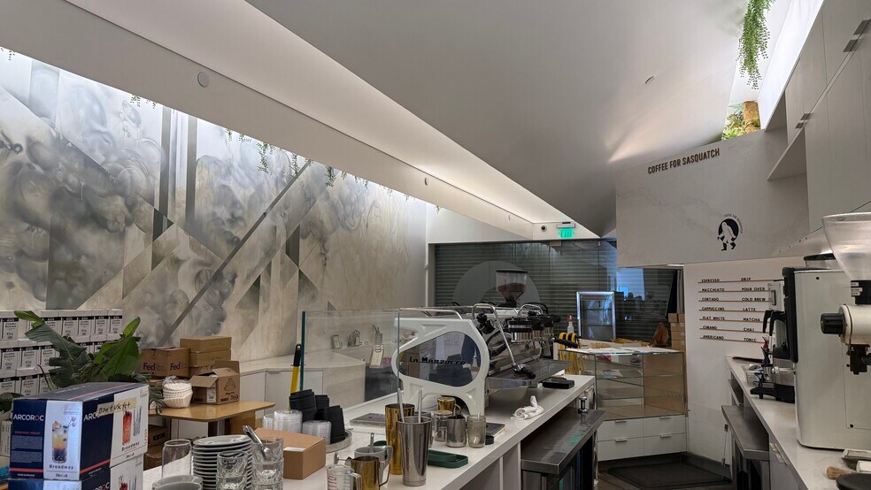 More Photos Of 7016-7024 Melrose Ave, Los Angeles Office For Sale
