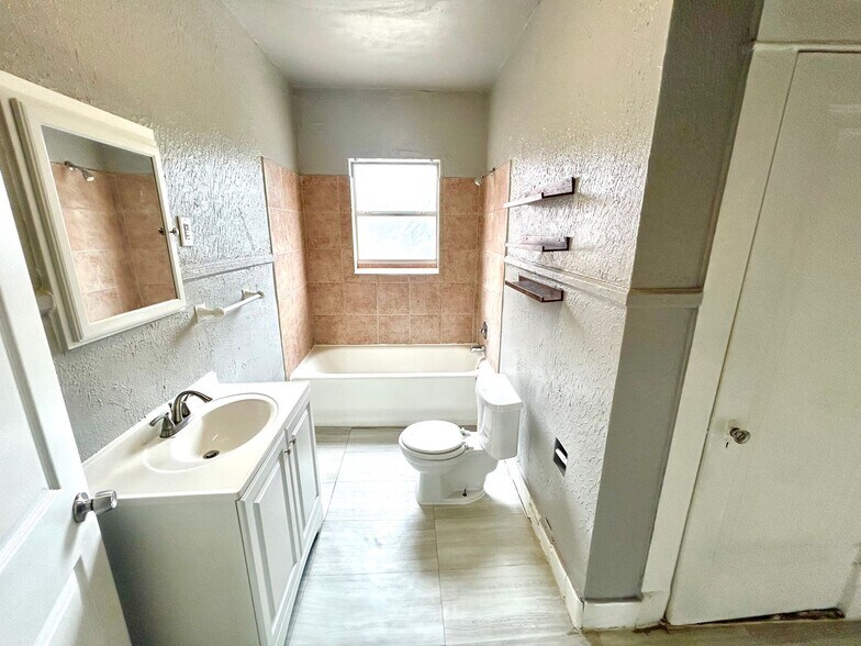 More Photos Of 1409 W Woodlawn Ave, San Antonio Apartments For Sale