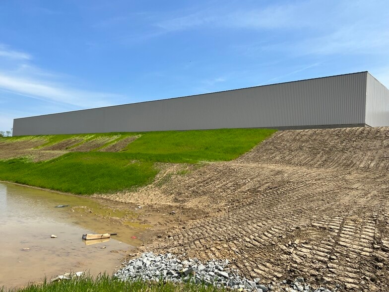 More Photos Of 5 Sandstone way, Dunbar Warehouse For Lease