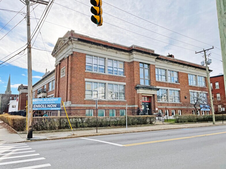 More Photos Of 470 Pine St, Manchester Schools For Sale