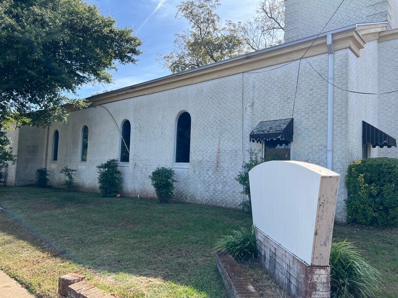 More Photos Of 204 N Alamo Blvd, Marshall Flex For Sale