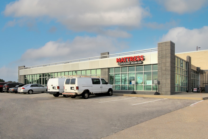 More Photos Of 10200-10236 L St, Omaha Warehouse For Lease