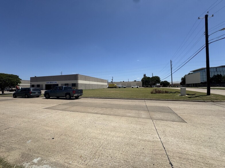 More Photos Of 2014-2018 Silver St, Garland Light Manufacturing For Sale