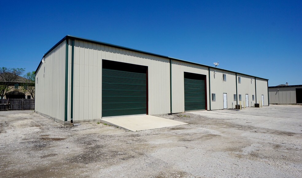 More Photos Of 18 Indian Meadows Dr, Round Rock Warehouse For Lease