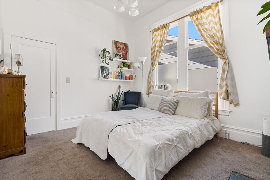 More Photos Of 102 Hamilton Pl, Oakland Multifamily For Sale