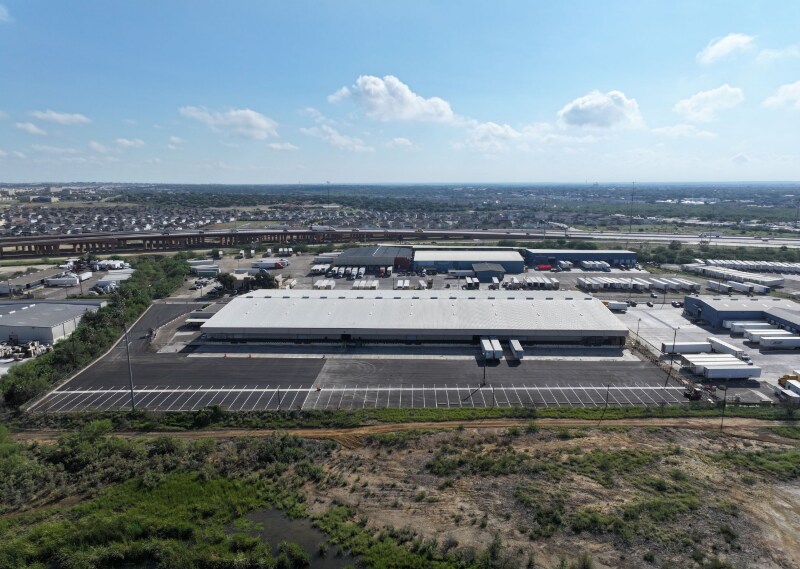 More Photos Of 8900 San Mateo Dr, Laredo Warehouse For Lease
