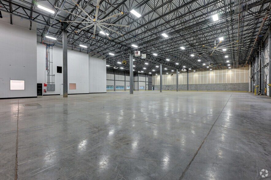More Photos Of 45 Turner Dr, Middletown Warehouse For Lease