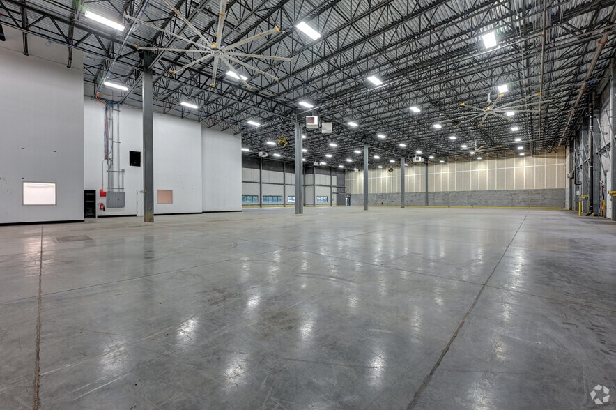 More Photos Of 45 Turner Dr, Middletown Warehouse For Lease