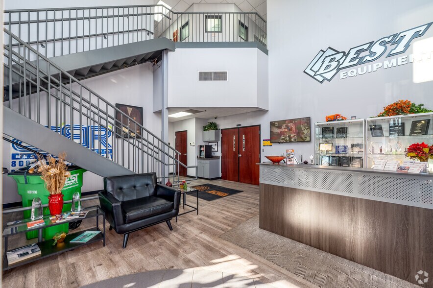 More Photos Of 5550 Poindexter Dr, Indianapolis Distribution For Sale