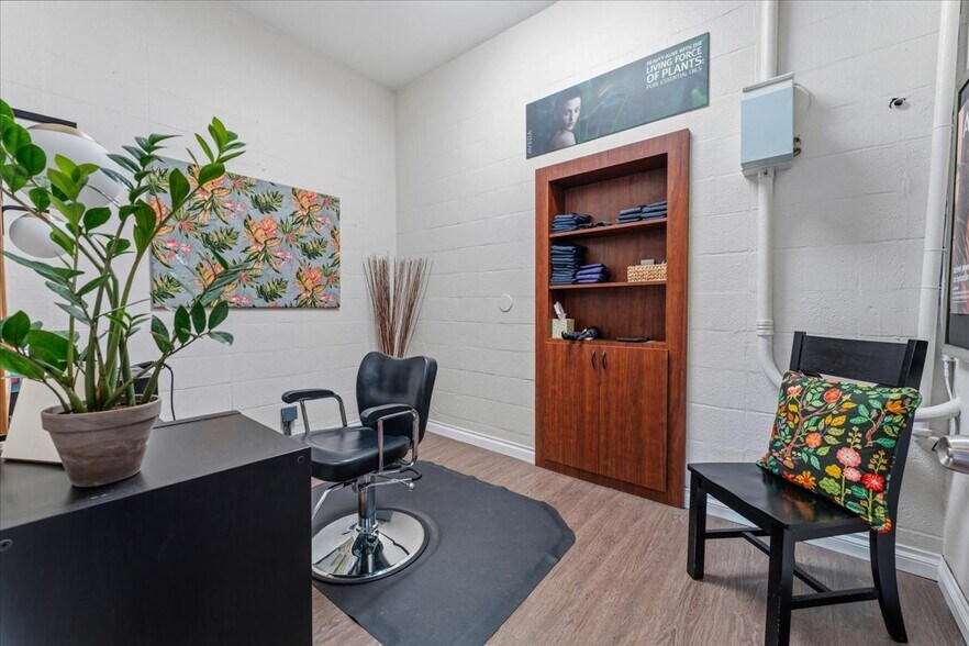 More Photos Of 10 NW 3rd St, Gresham Storefront Retail Office For Lease