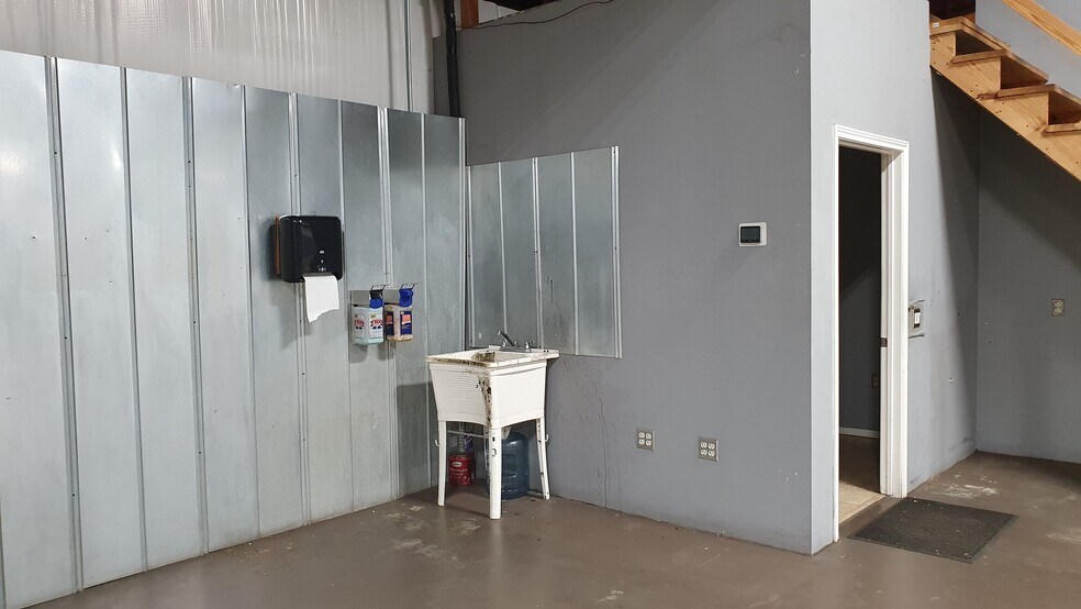 More Photos Of 7511 Oak Bluff Dr, Magnolia Warehouse For Lease