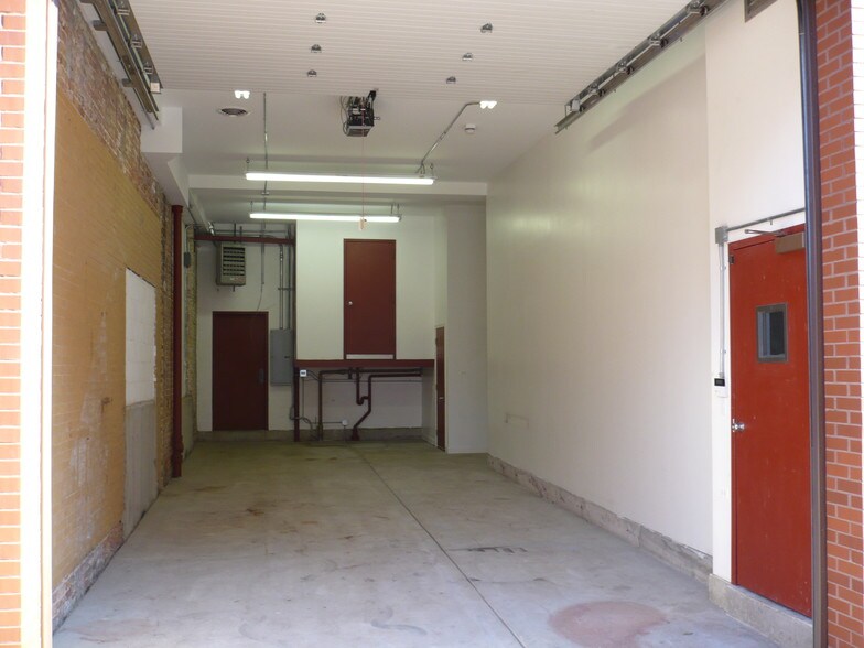 More Photos Of 3026-3030 W Carroll Ave, Chicago Warehouse For Lease