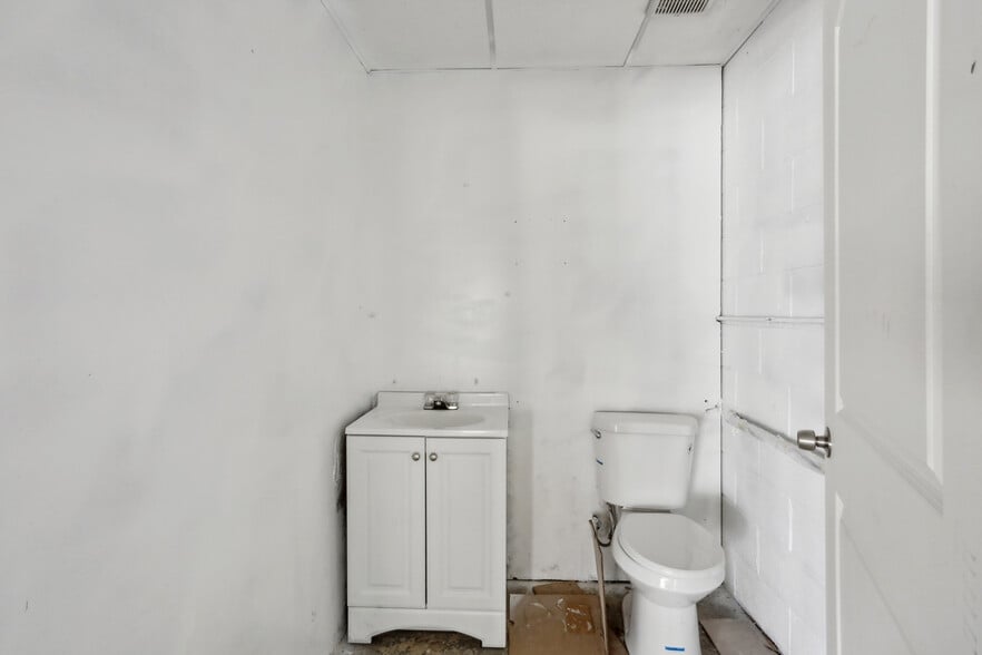 More Photos Of 2988 Rainbow Dr, Decatur General Retail For Sale