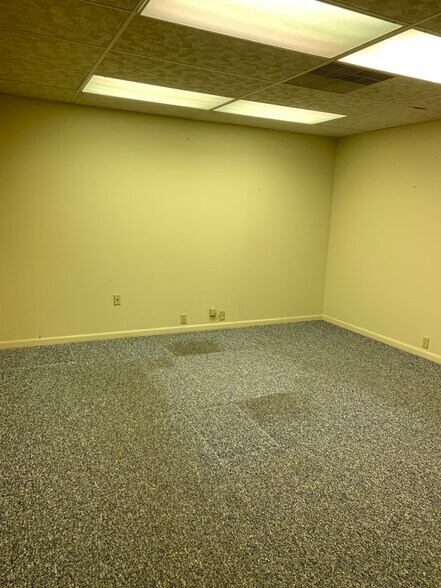 More Photos Of 817 Kilbourne St, Bellevue Medical For Lease