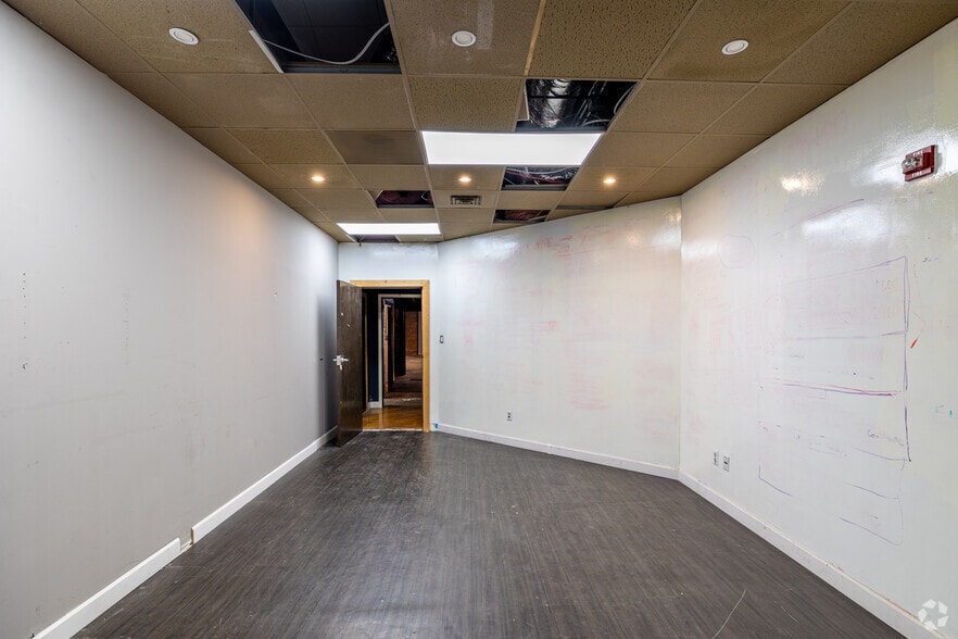 More Photos Of 221 S Tryon St, Charlotte Storefront Retail Office For Sale