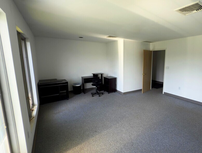 More Photos Of 121 Commercial Blvd, Blakeslee Office Residential For Lease