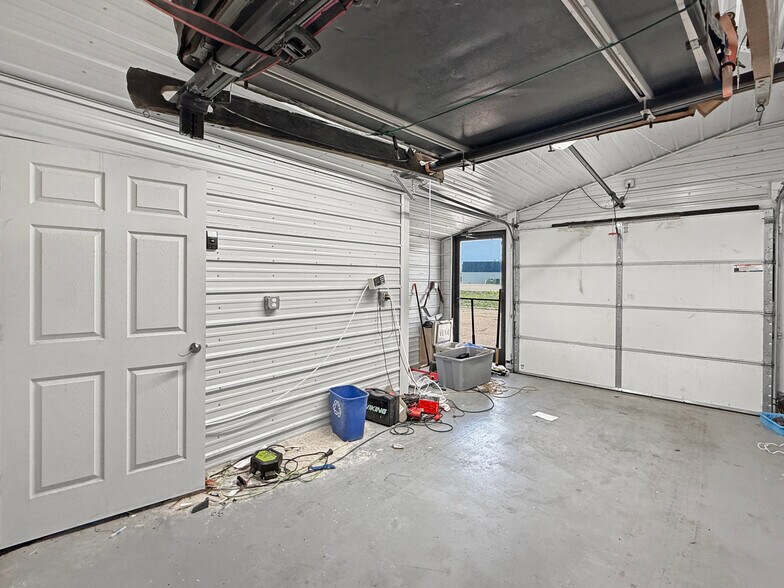 More Photos Of 1331 W Main St, Sterling Veterinarian Kennel For Sale