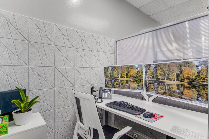 More Photos Of 913 Gulf Breeze Pky, Gulf Breeze General Retail For Sale