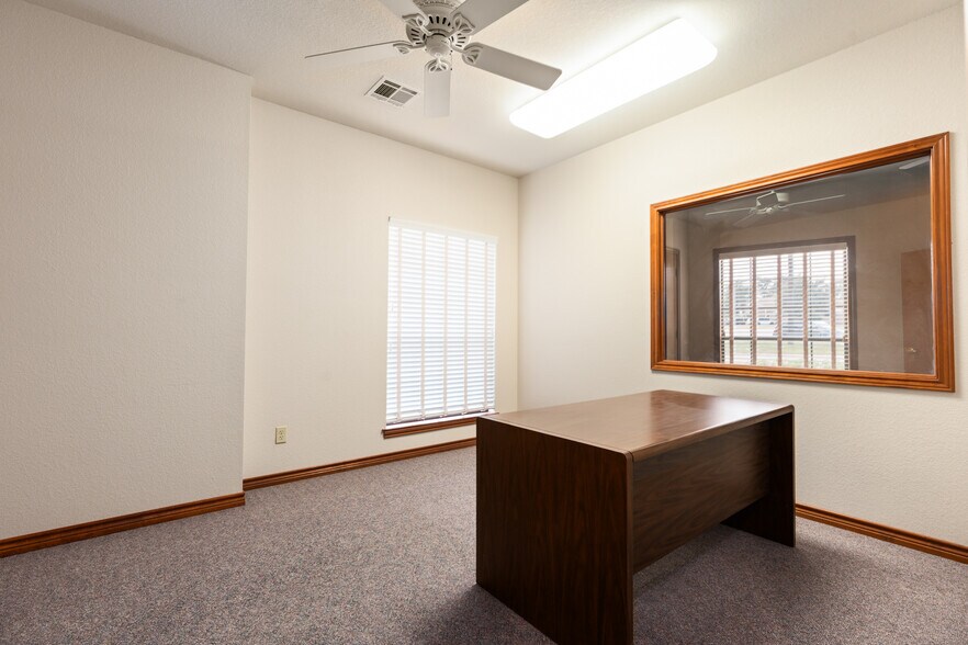 More Photos Of 625 Kennedy Ct, Belton Office For Sale