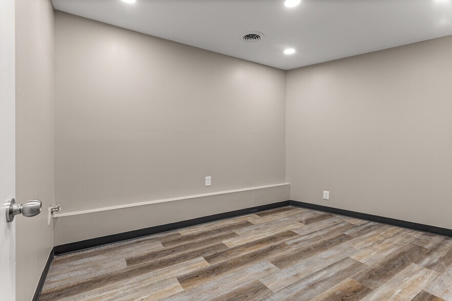 More Photos Of 18120 Mack Ave, Grosse Pointe Storefront Retail Office For Sale