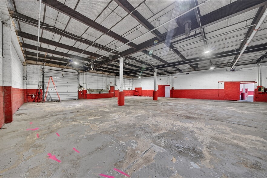 More Photos Of 145 E Mineola Ave, Valley Stream Warehouse For Lease
