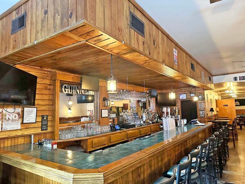 More Photos Of 129 Pike St, Carbondale Bar For Sale