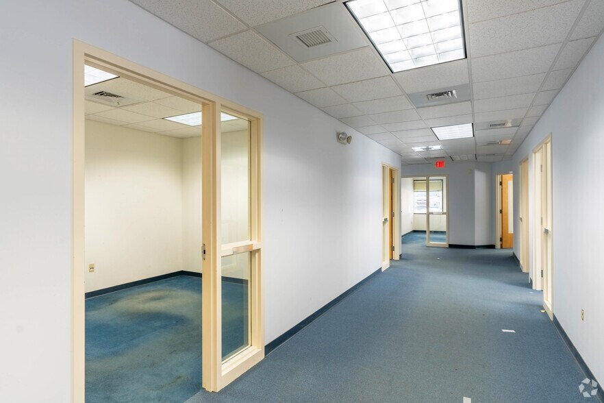 More Photos Of 8 Griffin Rd N, Windsor Office For Sale