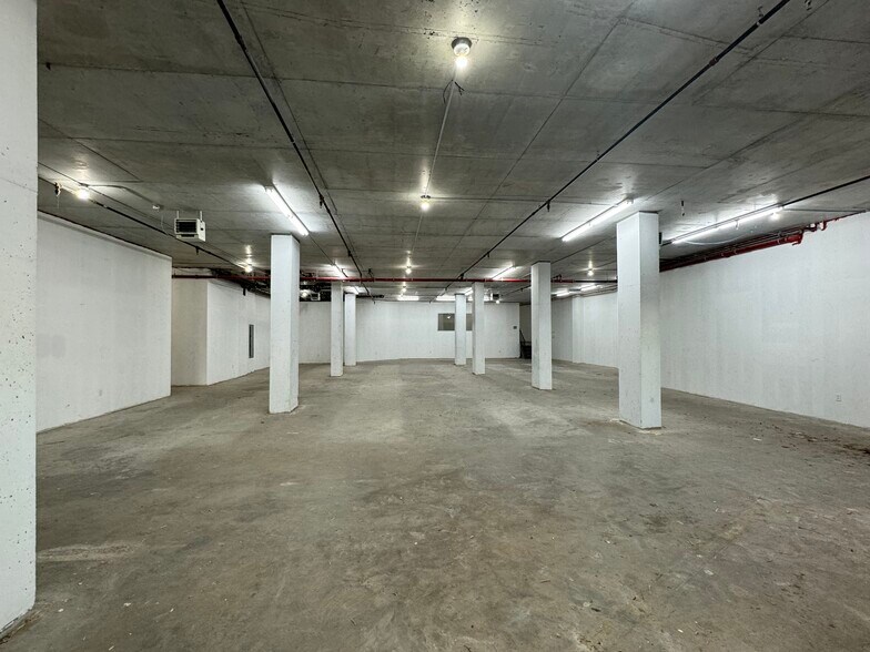 More Photos Of 5124 Roosevelt Ave, Woodside Apartments For Lease