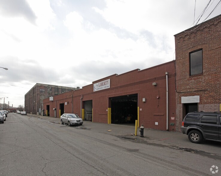 More Photos Of 592-608 Smith St, Brooklyn Warehouse For Lease
