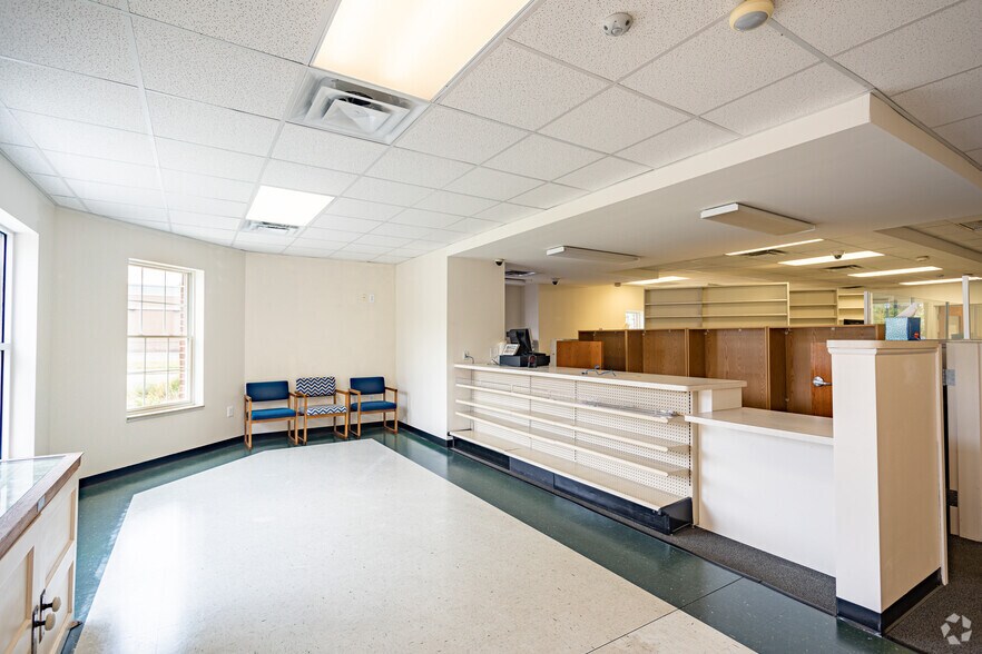 More Photos Of 1302 Lee St, West Point Freestanding For Lease
