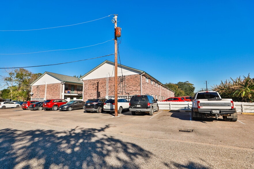 More Photos Of 1004 S Hill St, Alvin Apartments For Sale