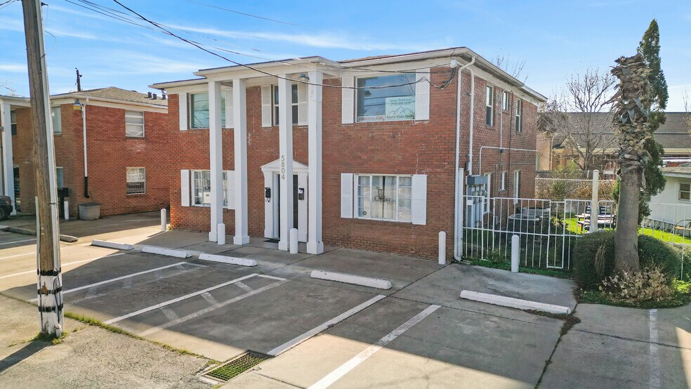 More Photos Of 5804 Newcastle St, Bellaire Office For Lease