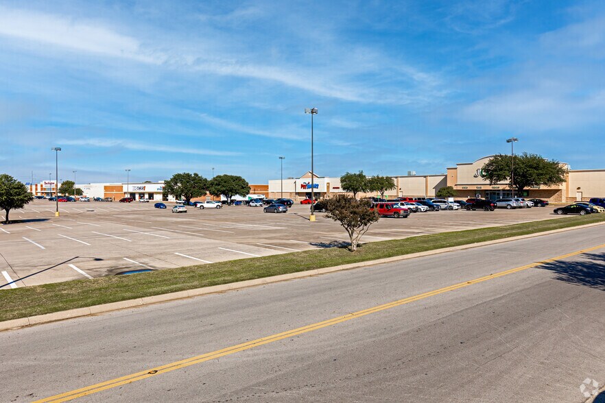 More Photos Of 6801-7049 Ridgmar Meadow Rd, Fort Worth Unknown For Lease